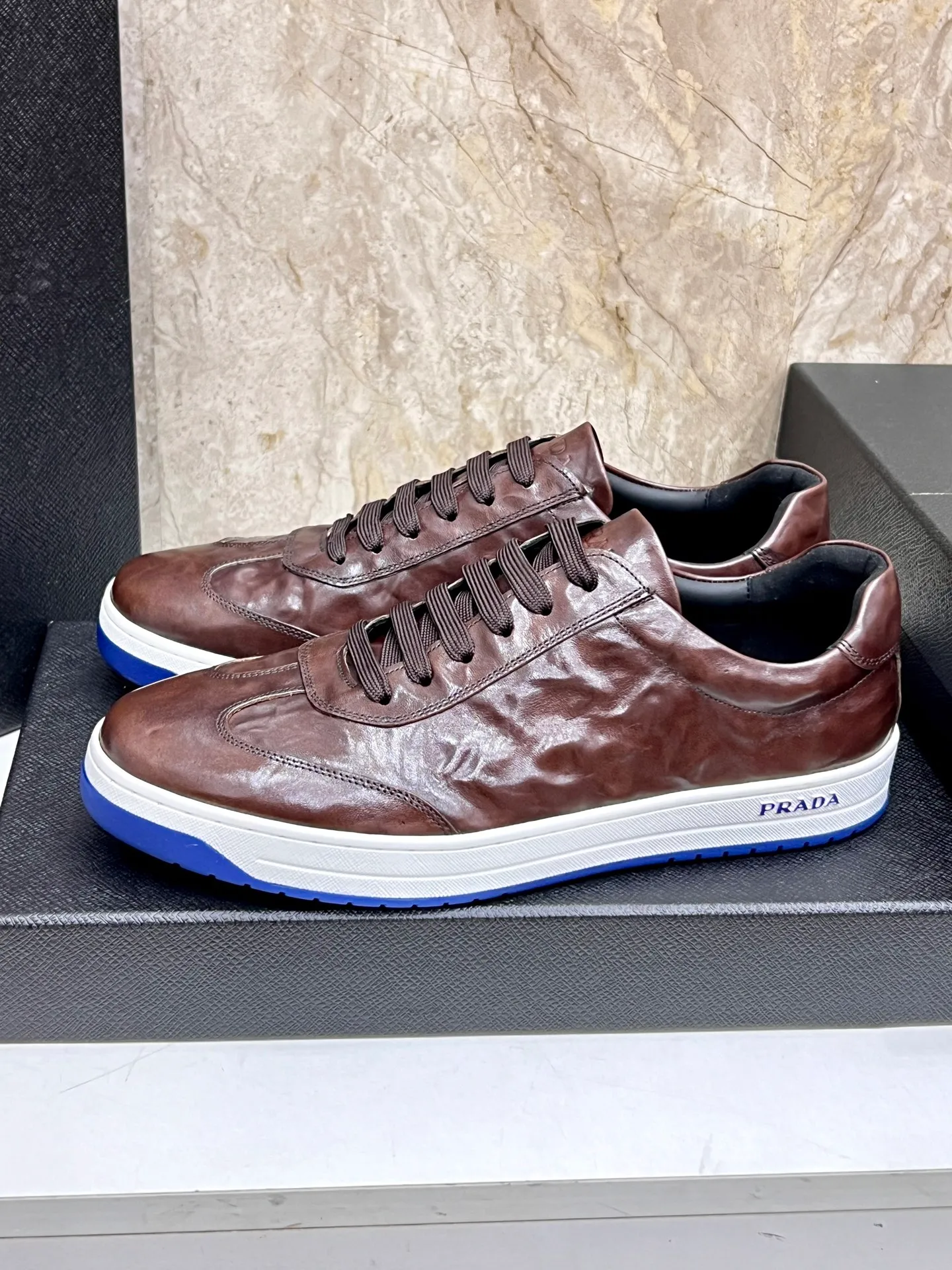 💰620 Prada classic men’s lace-up casual shoes｜Imported cowhide upper｜Layered stitching design on the upper Lightweight and breathable｜Soft and comfortable｜PRADA letters on the side｜Distinctive sporty style Showing the brand style｜Lightweight embossed rubber sole｜With cowhide foot pad lining｜Excellent foot feel Fashionable and elegant｜Size: 38-44 (customized at 45)